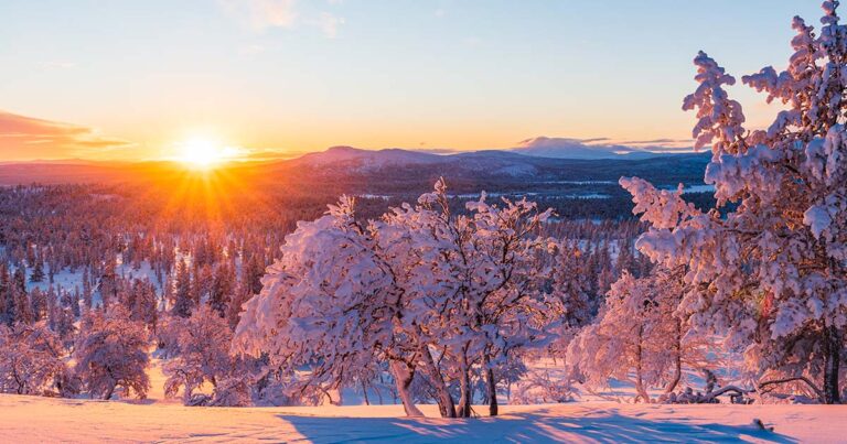 Imagen para el evento “Tus deseos son órdenes”: un paisaje del sol durante el atardecer en el solsticio de invierno.