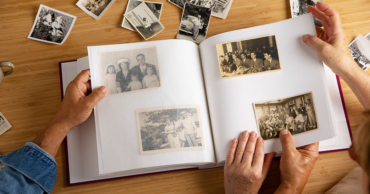 Álbum de fotos familiares antiguas que representan la importancia de honrar lo que hubo antes