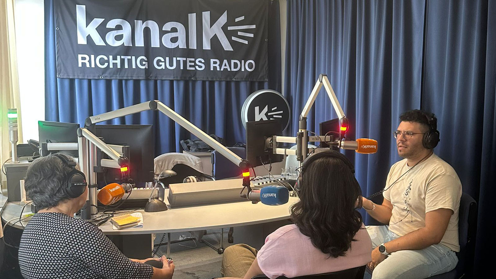 miradas-nosotras-radio-kanalk-conversacion Charo y Dhraoi conversando en los estudios de KanalK durante la entrevista en Nosotras Radio.