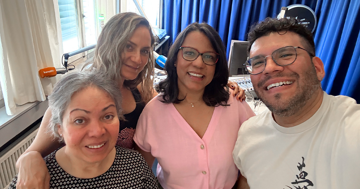 Charo y Dhraoi junto al equipo de Nosotras Radio en los estudios de KanalK durante la entrevista.